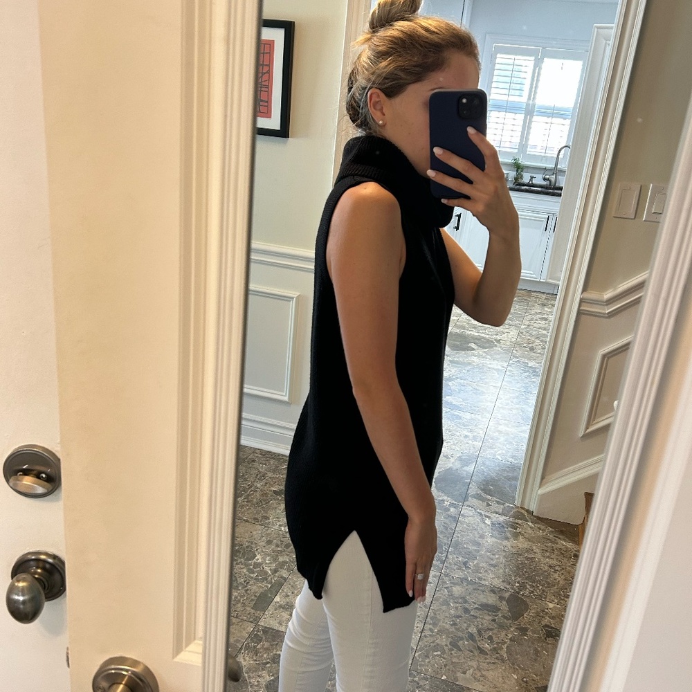 Banana Republic Sleeveless knit turtleneck - size small